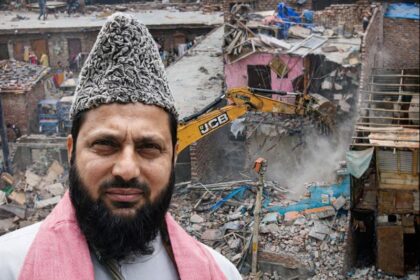 Faiz-e-Ilahi Masjid ke paas Delhi mein raat ke andhere mein MCD bulldozer action aur mauke par maujood log
