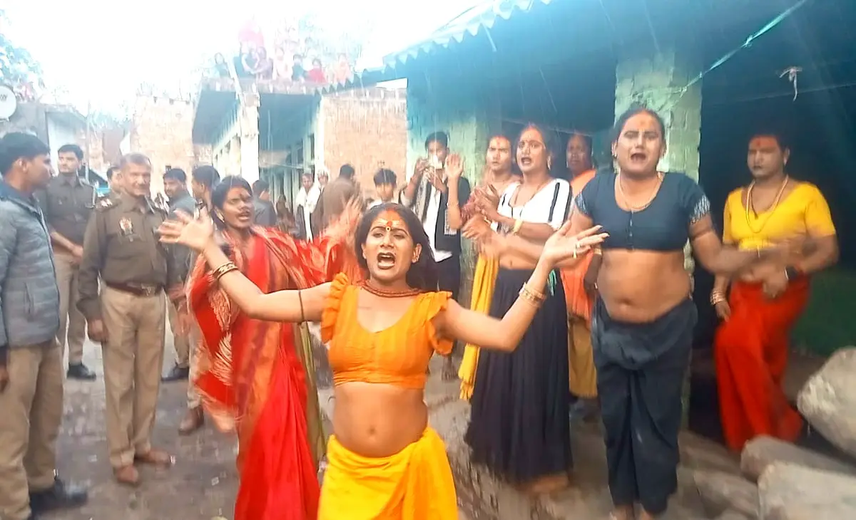 Transgender community members protest over an alleged property dispute at their late guru’s house in Fatehpur, Uttar Pradesh, as police intervene to control the situation.