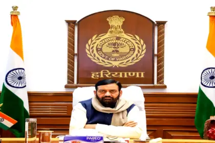 Haryana medicinal plants farming: हरियाणा के मुख्यमंत्री नायब सिंह सैनी अधिकारियों के साथ औषधीय पौधों की खेती पर बैठक करते हुए