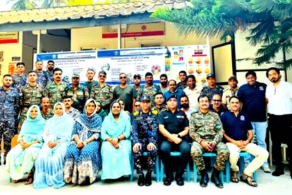 लक्षद्वीप में सशस्त्र बलों द्वारा आयोजित मेडिकल कैंप में मरीजों की स्वास्थ्य जांच करते डॉक्टर