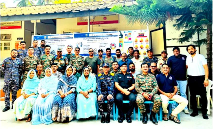 लक्षद्वीप में सशस्त्र बलों द्वारा आयोजित मेडिकल कैंप में मरीजों की स्वास्थ्य जांच करते डॉक्टर