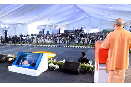 Lucknow mein Ashok Leyland Electric Vehicle manufacturing plant ka udghatan CM Yogi Adityanath aur Raksha Mantri Rajnath Singh ki upasthiti mein.