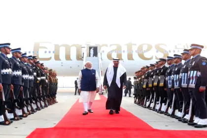 प्रधानमंत्री नरेंद्र मोदी नई दिल्ली एयरपोर्ट पर यूएई राष्ट्रपति शेख मोहम्मद बिन जायद अल नाहयान का गर्मजोशी से स्वागत करते हुए