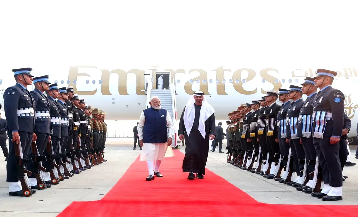 प्रधानमंत्री नरेंद्र मोदी नई दिल्ली एयरपोर्ट पर यूएई राष्ट्रपति शेख मोहम्मद बिन जायद अल नाहयान का गर्मजोशी से स्वागत करते हुए
