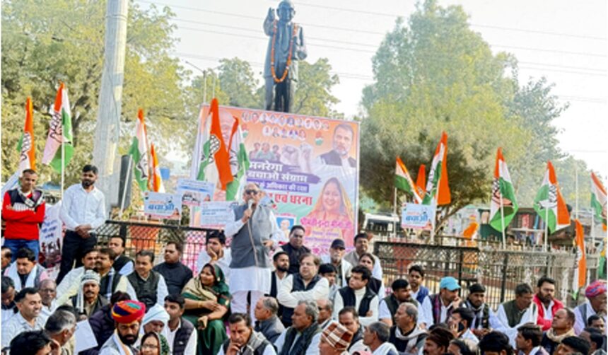 सवाई माधोपुर में जी राम जी अधिनियम के विरोध में उपवास पर बैठे कांग्रेस कार्यकर्ता