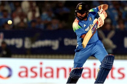 Rohit Sharma and Virat Kohli being felicitated by Baroda Cricket Association at Vadodara ODI stadium