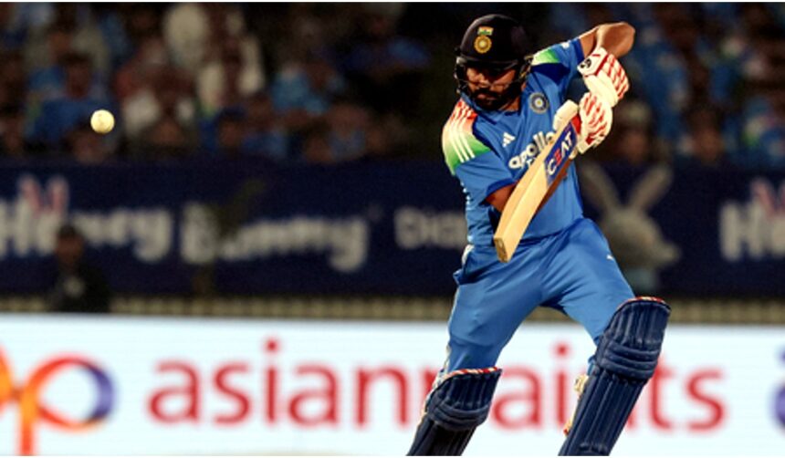 Rohit Sharma and Virat Kohli being felicitated by Baroda Cricket Association at Vadodara ODI stadium
