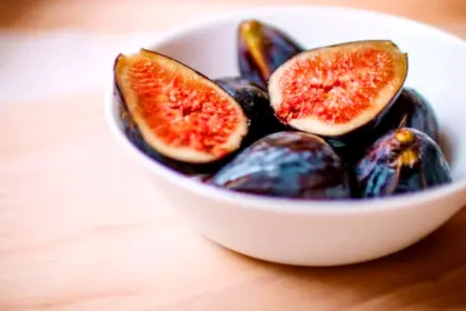 भीगा हुआ अंजीर पानी में रखा हुआ, पाचन और दिल की सेहत के लिए फायदेमंद प्राकृतिक सुपरफूड