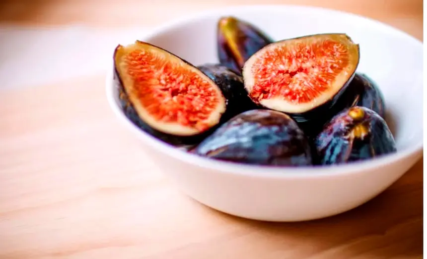 भीगा हुआ अंजीर पानी में रखा हुआ, पाचन और दिल की सेहत के लिए फायदेमंद प्राकृतिक सुपरफूड