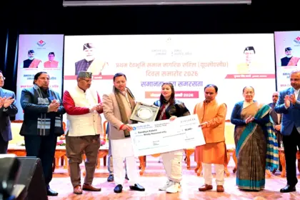 Uttarakhand UCC Day: 2026 समारोह में मुख्यमंत्री पुष्कर सिंह धामी मंच पर संबोधित करते हुए