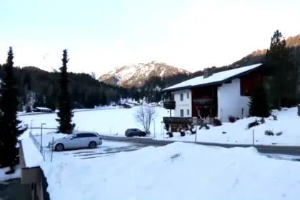 स्विट्ज़रलैंड के दावोस शहर में World Economic Forum (WEF) Annual Meeting 2026 से पहले की तैयारियों और बर्फीले दृश्य का दृश्य