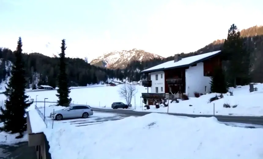 स्विट्ज़रलैंड के दावोस शहर में World Economic Forum (WEF) Annual Meeting 2026 से पहले की तैयारियों और बर्फीले दृश्य का दृश्य