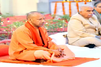Yogi Adityanath Gandhi Punyatithi: ‘गांधी पुण्यतिथि पर लखनऊ में मुख्यमंत्री योगी आदित्यनाथ श्रद्धांजलि अर्पित करते हुए