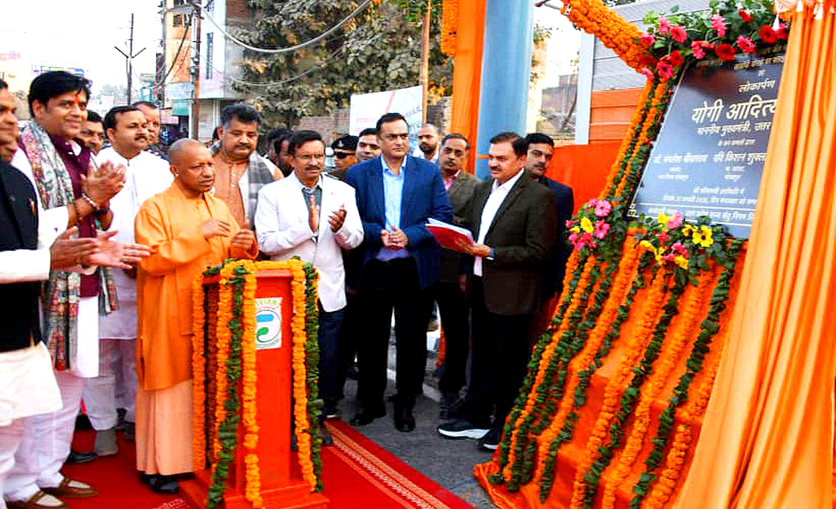 Gorakhpur Flyover Inauguration: गोरखपुर में ₹250 करोड़ की 4 लेन फ्लाईओवर परियोजना का लोकार्पण करते मुख्यमंत्री योगी आदित्यनाथ