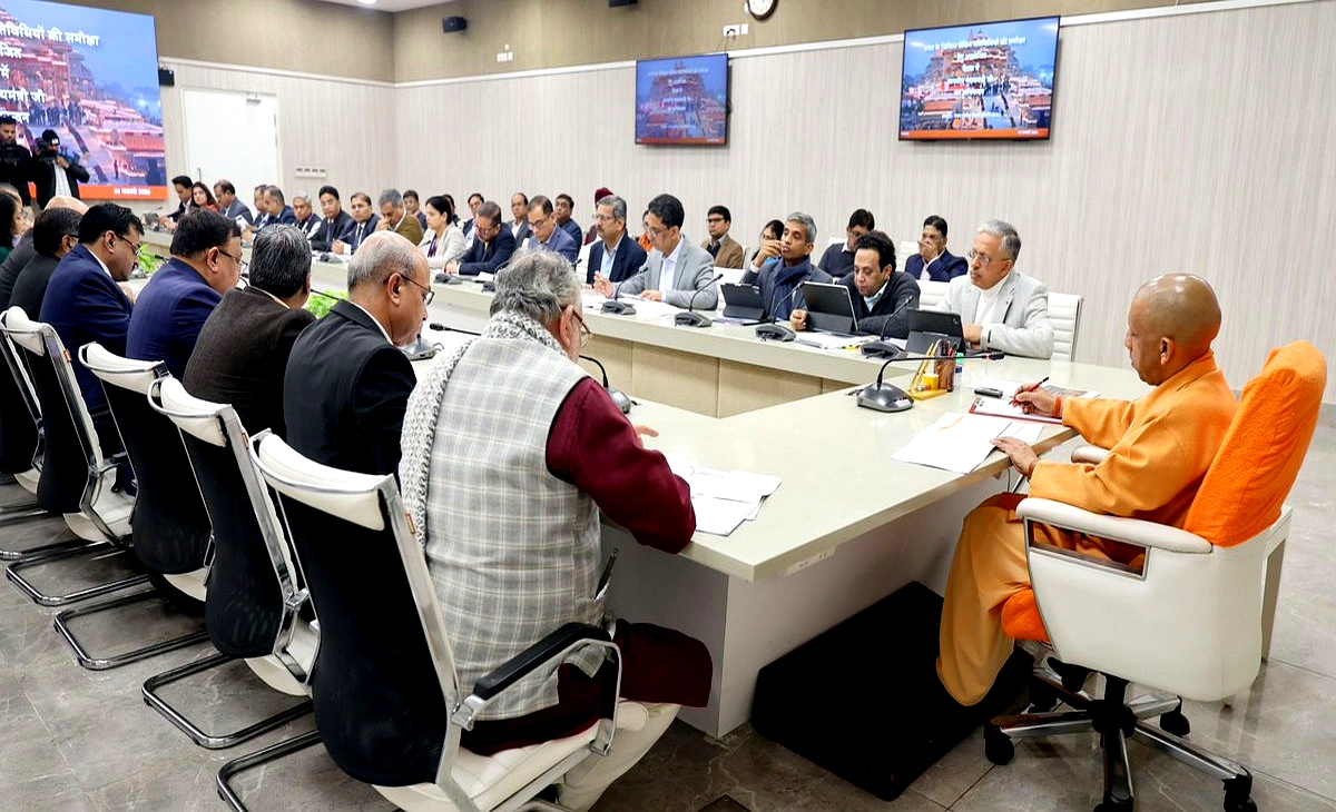CM Yogi News: Lucknow में SLBC बैठक के दौरान उत्तर प्रदेश के मुख्यमंत्री योगी आदित्यनाथ