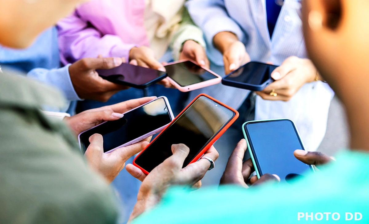 Digital Addiction in Youth: बच्चों और युवाओं में मोबाइल और सोशल मीडिया की बढ़ती डिजिटल लत