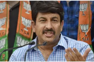 Janakpuri Biker Death: जनकपुरी में गड्ढे के पास खड़ी पुलिस और स्थानीय लोग