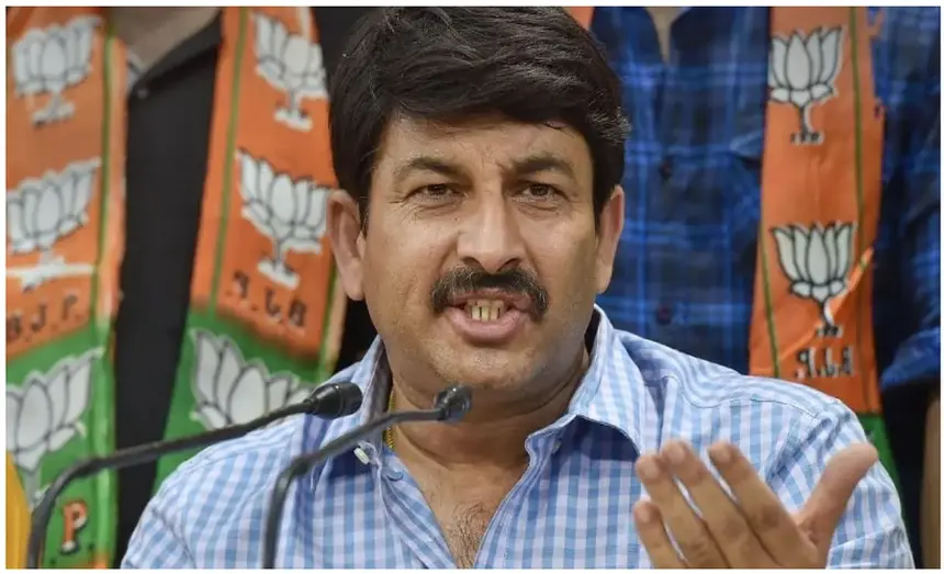 Janakpuri Biker Death: जनकपुरी में गड्ढे के पास खड़ी पुलिस और स्थानीय लोग