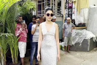 Kriti Shetty glamorous look: मुंबई में स्टनिंग आउटफिट और सिंपल मेकअप में स्पॉट हुईं कृति शेट्टी