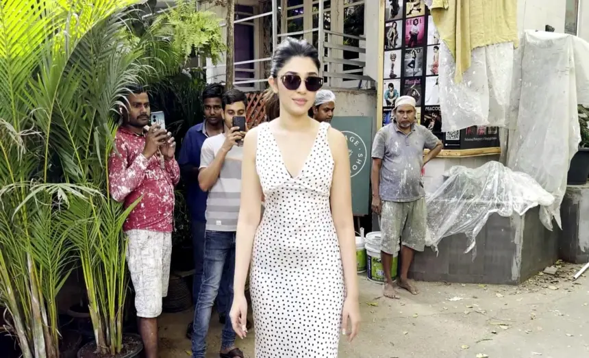 Kriti Shetty glamorous look: मुंबई में स्टनिंग आउटफिट और सिंपल मेकअप में स्पॉट हुईं कृति शेट्टी