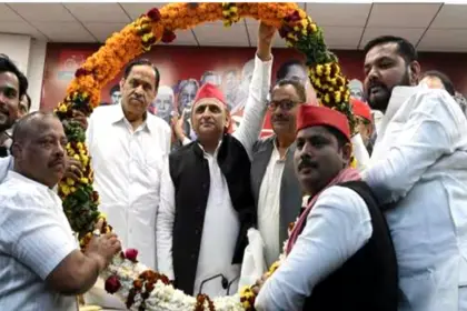 Naseemuddin Siddiqui joins Samajwadi Party: नसीमुद्दीन सिद्दीकी समाजवादी पार्टी में शामिल होते हुए, अखिलेश यादव के साथ लखनऊ में मंच पर