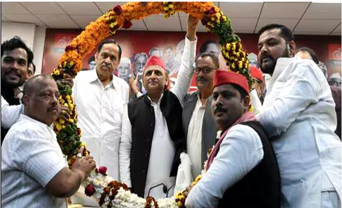 Naseemuddin Siddiqui joins Samajwadi Party: नसीमुद्दीन सिद्दीकी समाजवादी पार्टी में शामिल होते हुए, अखिलेश यादव के साथ लखनऊ में मंच पर