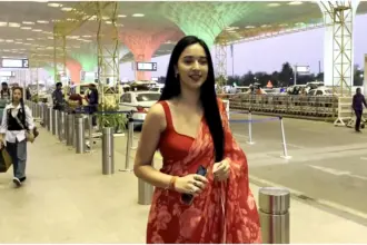 Tanya Mittal Airport Look: मुंबई एयरपोर्ट पर साड़ी में मुस्कुराती हुईं तान्या मित्तल, पैपराज़ी को पोज देते हुए