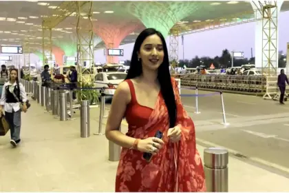 Tanya Mittal Airport Look: मुंबई एयरपोर्ट पर साड़ी में मुस्कुराती हुईं तान्या मित्तल, पैपराज़ी को पोज देते हुए