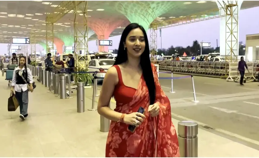 Tanya Mittal Airport Look: मुंबई एयरपोर्ट पर साड़ी में मुस्कुराती हुईं तान्या मित्तल, पैपराज़ी को पोज देते हुए