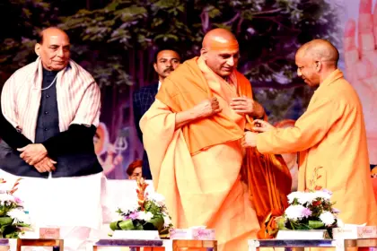 Yogi Adityanath Uttarakhand Visit: हरिद्वार में समाधि मंदिर लोकार्पण समारोह में शामिल योगी आदित्यनाथ और संतगण