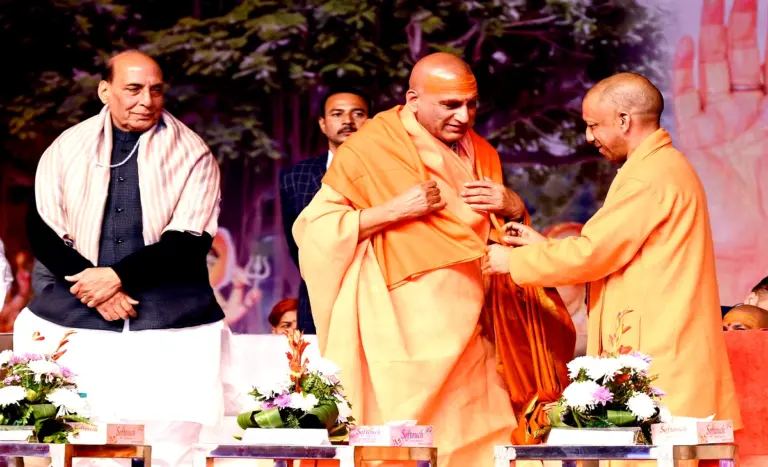Yogi Adityanath Uttarakhand Visit: हरिद्वार में समाधि मंदिर लोकार्पण समारोह में शामिल योगी आदित्यनाथ और संतगण