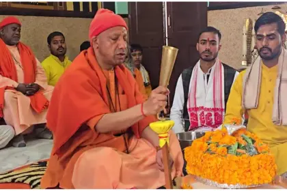 Yogi Rudrabhishek Gorakhnath: गोरखनाथ मंदिर में महाशिवरात्रि 2026 पर सीएम योगी आदित्यनाथ रुद्राभिषेक करते हुए