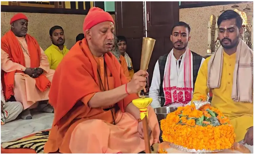 Yogi Rudrabhishek Gorakhnath: गोरखनाथ मंदिर में महाशिवरात्रि 2026 पर सीएम योगी आदित्यनाथ रुद्राभिषेक करते हुए