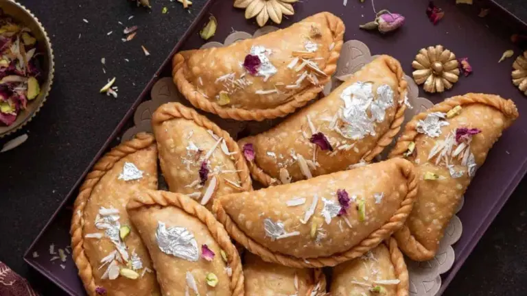 holi-2023-history-of-gujiya-a-popular-sweet-dish-of-holi-and-how-it-came-from-interesting-facts-in-hindi-1