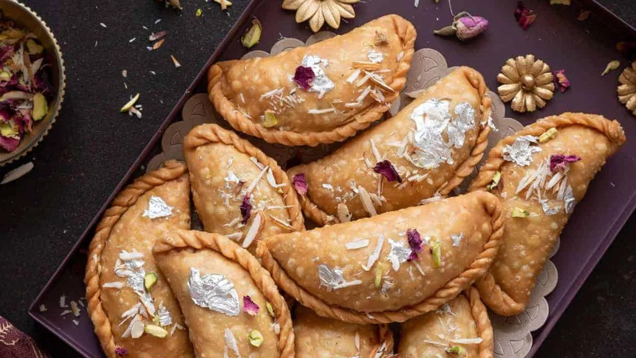holi-2023-history-of-gujiya-a-popular-sweet-dish-of-holi-and-how-it-came-from-interesting-facts-in-hindi-1
