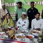 Badaun Bade Sarkar Dargah Roza Iftar: बदायूं बड़े सरकार दरगाह पर नगर पालिका द्वारा आयोजित रोज़ा इफ्तार में शामिल लोग