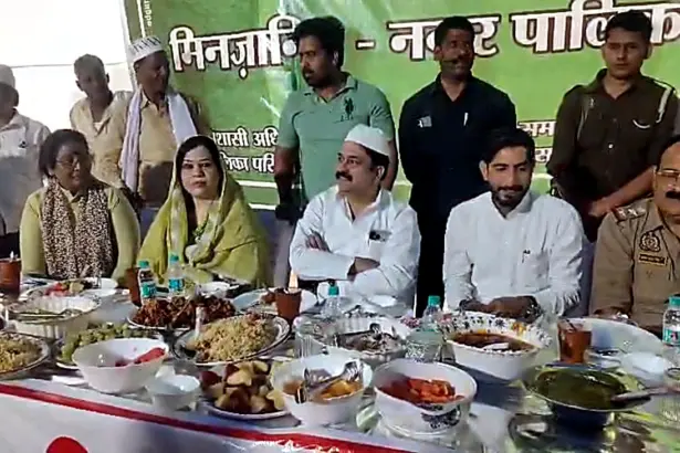 Badaun Bade Sarkar Dargah Roza Iftar: बदायूं बड़े सरकार दरगाह पर नगर पालिका द्वारा आयोजित रोज़ा इफ्तार में शामिल लोग