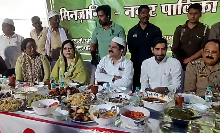 Badaun Bade Sarkar Dargah Roza Iftar: बदायूं बड़े सरकार दरगाह पर नगर पालिका द्वारा आयोजित रोज़ा इफ्तार में शामिल लोग