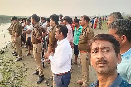 Bareilly River Drowning Incident: बरेली के फतेहगंज पश्चिमी में बैगुल-भाखड़ा नदी संगम पर डूबे बच्चे की तलाश करते ग्रामीण
