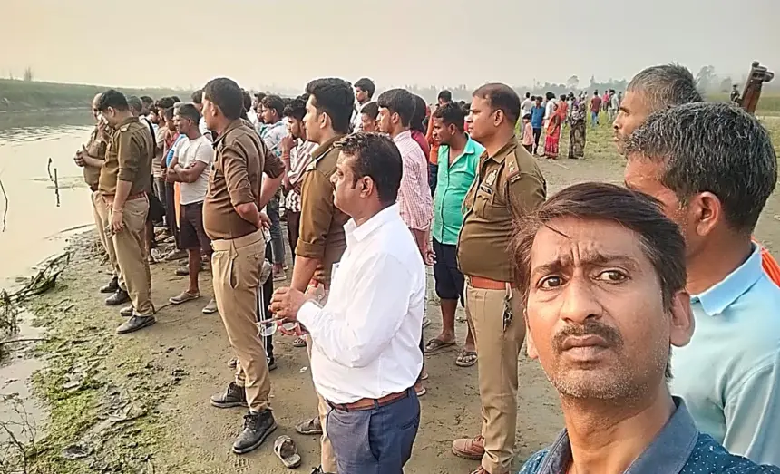 Bareilly River Drowning Incident: बरेली के फतेहगंज पश्चिमी में बैगुल-भाखड़ा नदी संगम पर डूबे बच्चे की तलाश करते ग्रामीण