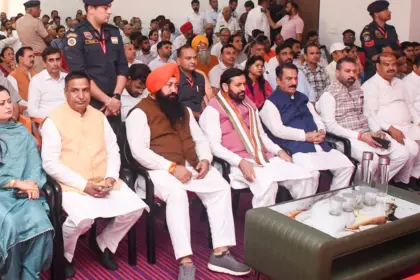 Mann Ki Baat program: कुरुक्षेत्र में CM समेत परिवार के साथ लोग मन की बात कार्यक्रम सुनते हुए