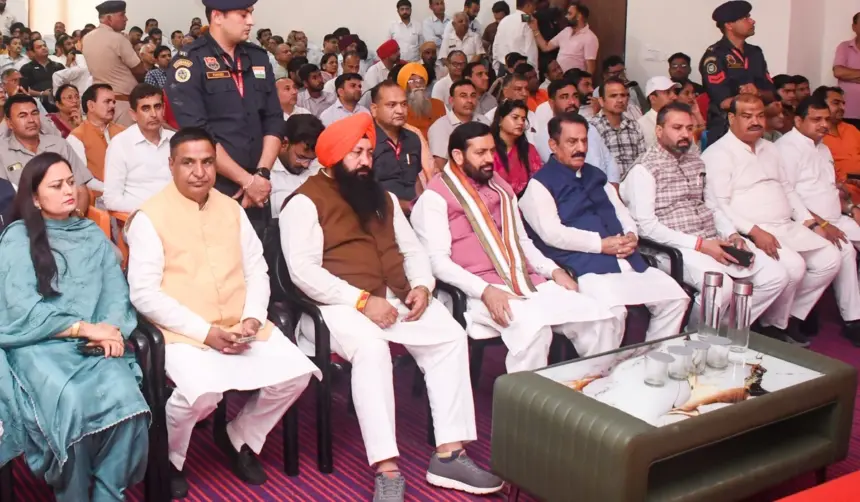 Mann Ki Baat program: कुरुक्षेत्र में CM समेत परिवार के साथ लोग मन की बात कार्यक्रम सुनते हुए