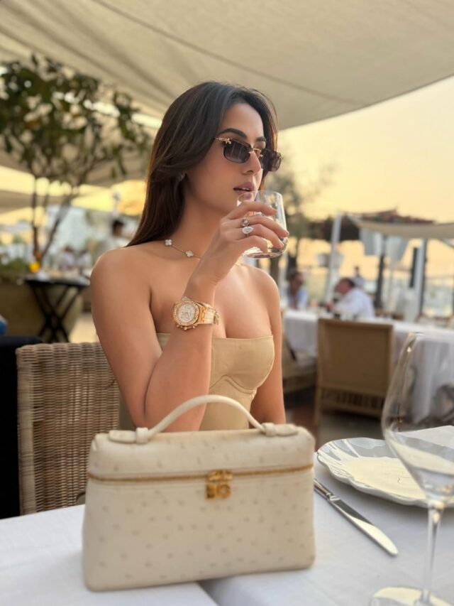 ग्लैमरस लुक में नजर आईं सोनल, फैंस बोले  ब्यूटी विद स्टाइल!