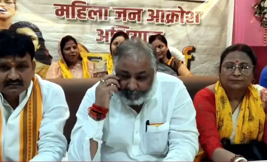 Dayashankar Singh PDA statement: दयाशंकर सिंह बलिया में मीडिया से बातचीत करते हुए, जनसंख्या कानून पर बयान देते हुए