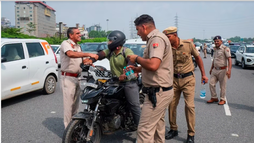 Gurugram traffic challan: गुरुग्राम सेक्टर 4/7 चौक पर ट्रैफिक पुलिस द्वारा जब्त की गई बाइक की जांच करते अधिकारी