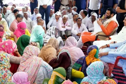 Rewari Development News: CM Nayab Singh Saini interacting with villagers in Ramgarh Bhagwanpur Rewari ending protest