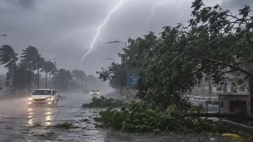 UP Weather Alert showing storm clouds and rain alert across multiple districts of Uttar Pradesh during Nautapa heatwave.
