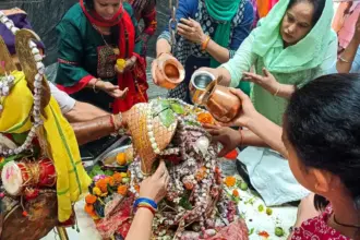 16 Monday Fast 2026: Devotees performing Lord Shiva worship during Sawan 2026 with Shivling abhishek and belpatra offerings