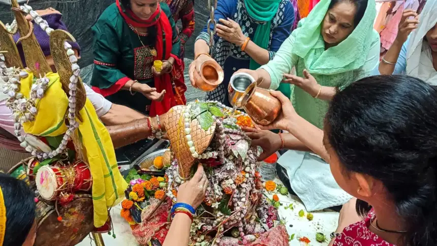 16 Monday Fast 2026: Devotees performing Lord Shiva worship during Sawan 2026 with Shivling abhishek and belpatra offerings