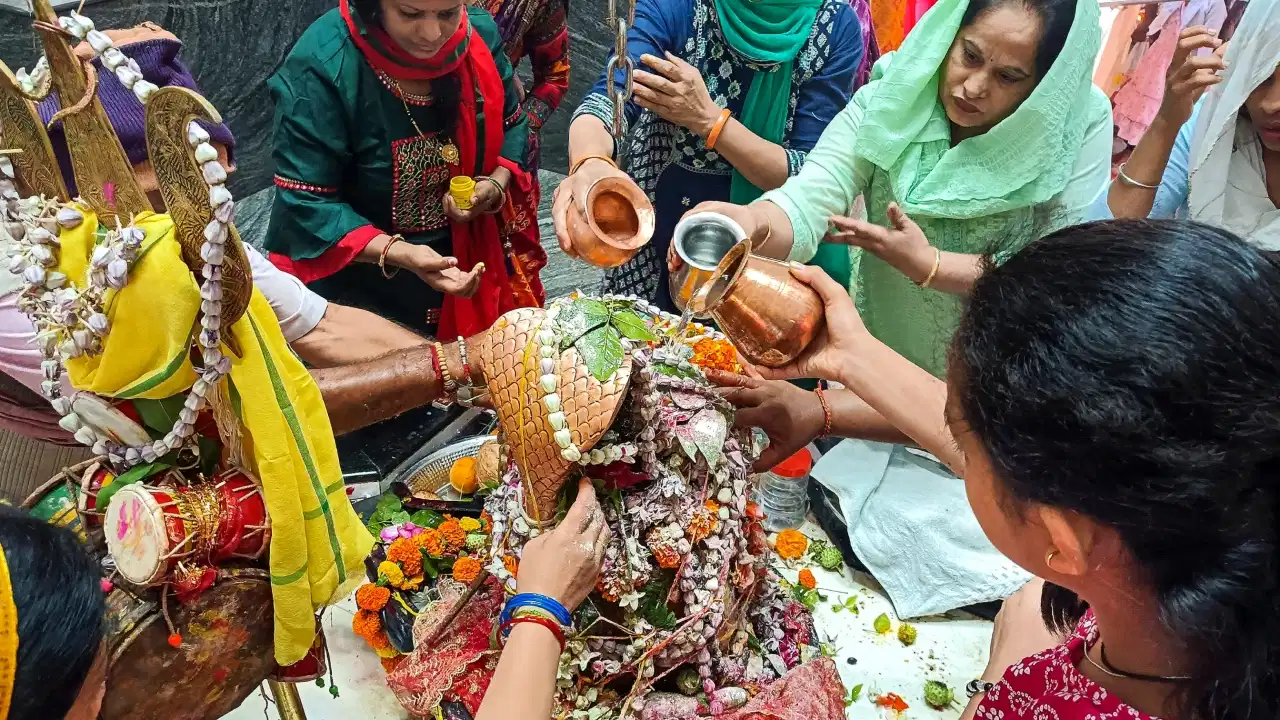 16 Monday Fast 2026: Devotees performing Lord Shiva worship during Sawan 2026 with Shivling abhishek and belpatra offerings
